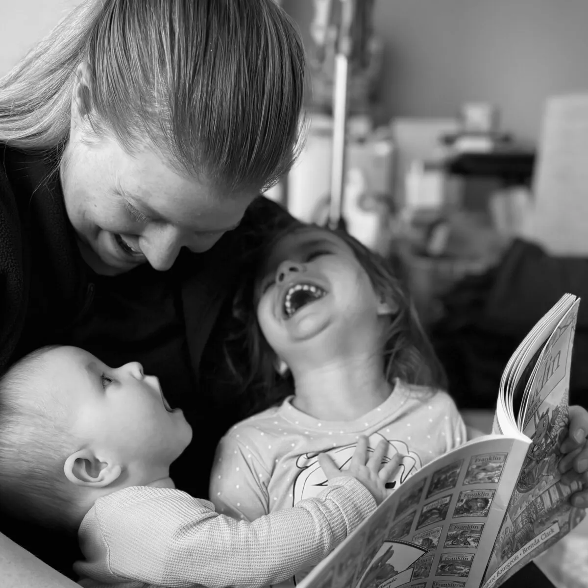 Jessica reading with her daughters